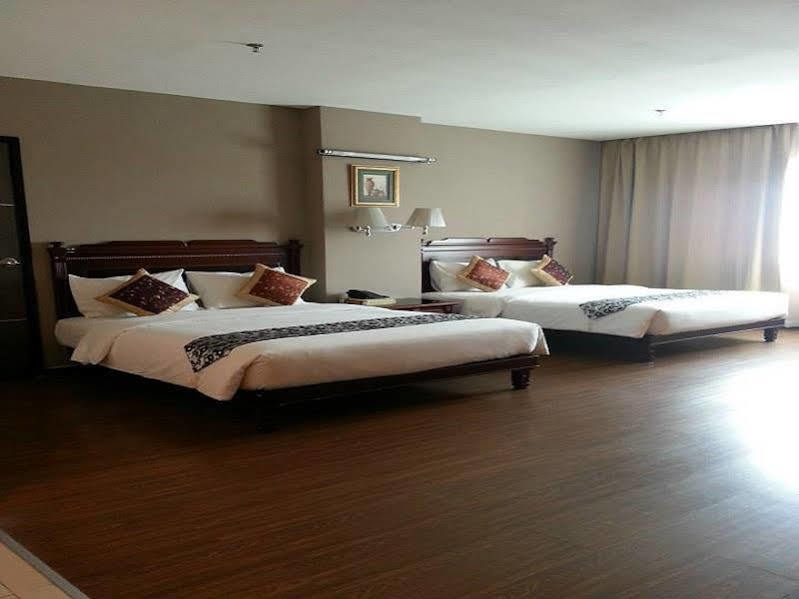 Penview Hotel Kuching Bagian luar foto